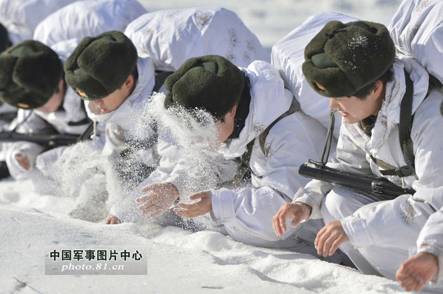 مجموعة صور: التدريبات البرية لجنديات القوات الخاصة في منطقة الجبال شديدة البرودة  (8)