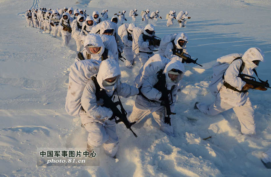 مجموعة صور: التدريبات البرية لجنديات القوات الخاصة في منطقة الجبال شديدة البرودة  (4)