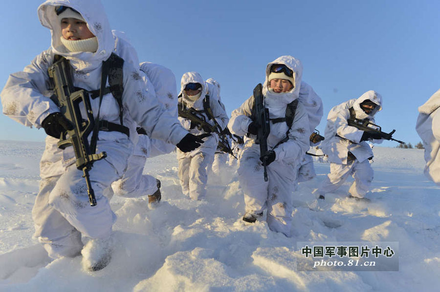 مجموعة صور: التدريبات البرية لجنديات القوات الخاصة في منطقة الجبال شديدة البرودة  (2)