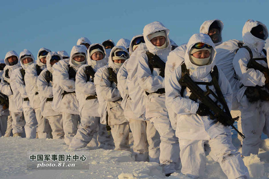 مجموعة صور: التدريبات البرية لجنديات القوات الخاصة في منطقة الجبال شديدة البرودة  (6)