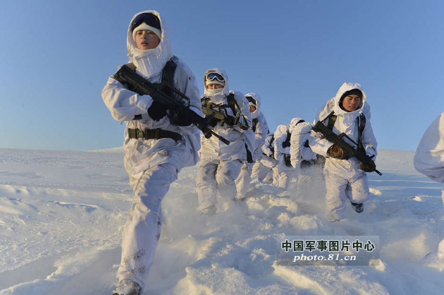 مجموعة صور: التدريبات البرية لجنديات القوات الخاصة في منطقة الجبال شديدة البرودة 