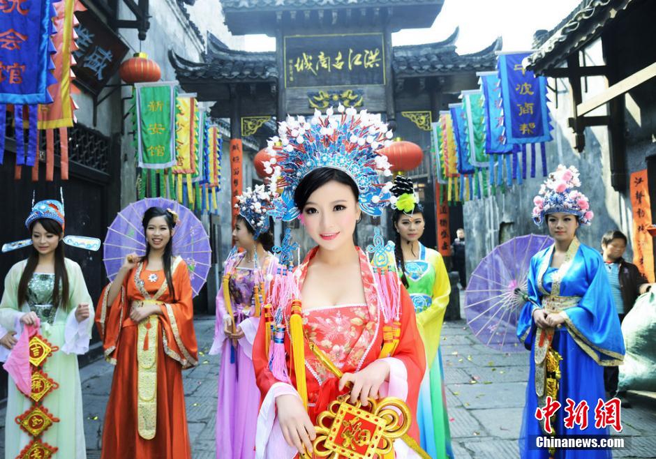 مدينة قديمة فى هونان تجند "آلهة الثروة" لتقديم البركات للزوار خلال عيد الربيع