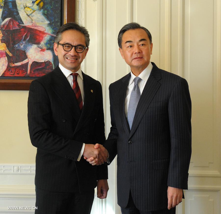 وزيرا خارجية الصين واندونيسيا يتعهدان بتقوية العلاقات بين البلدين 