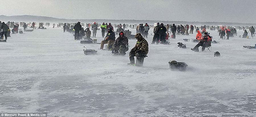 أكثر من مليون أمريكي يشاركون في مسابقة صيد السمك في درجة الحرارة 40 تحت الصفر (4)