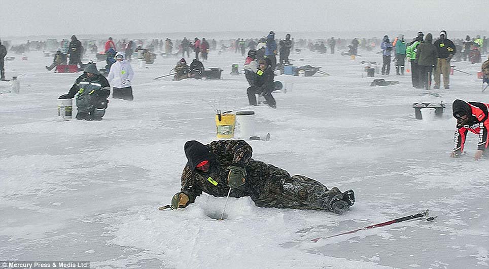أكثر من مليون أمريكي يشاركون في مسابقة صيد السمك في درجة الحرارة 40 تحت الصفر (3)