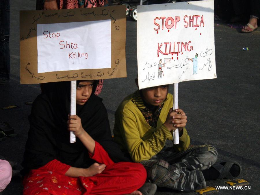 استمرار المظاهرات ضد الهجوم الانتحاري يوم الثلاثاء فى باكستان (2)