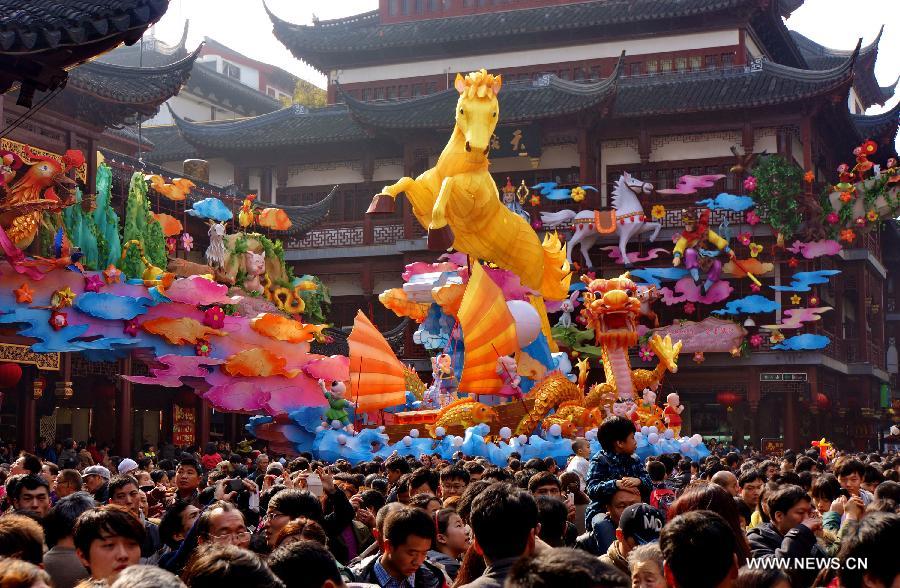 بعض المشاهد للعرف الشعبي التقليدي لقضاء عيد الربيع الصيني