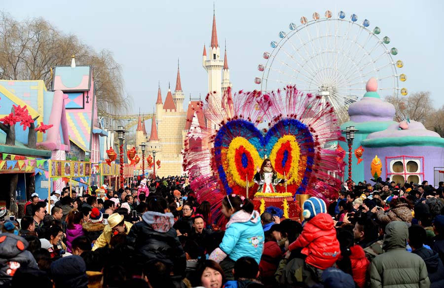مهرجان المعبد الدولي في بكين يجذب زيارة مواطنين (2)