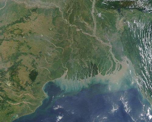 دلتا نهر الغانج:يبلغ عرض دلتا نهر الغانج 220 ميلاً. وتمتد دلتا نهر الغانج في جنوب بنغلاديش وولاية غرب البنغال الهندية. وتعيش فيها حيوانات ونباتات برية عديدة، لكن الفيضانات تحدث فيها كل عام. والتقط القمر الصناعي تيرا التابع لوكالة "ناسا" الأمريكية هذه الصورة.