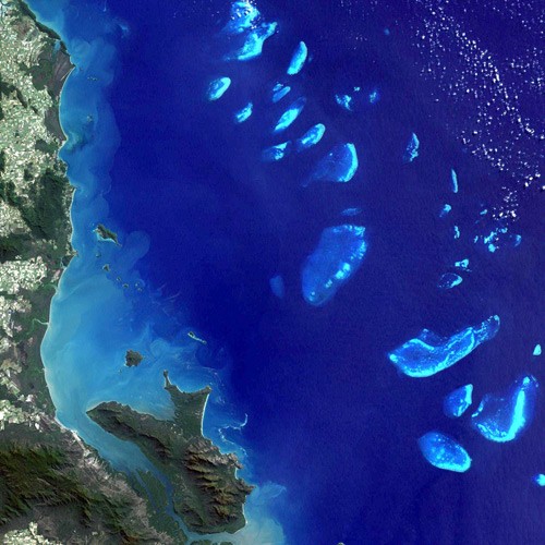 الحيّد المرجاني العظيم:يقع الحيّد المرجاني العظيم في المياه الساحلية الضحلة بشرق أستراليا ويعتبر أكبر الكائنات الحية في العالم ويتكون من المرجان. ويبلغ طوله 1600 ميل واجمالي مساحته 13 ألف ميل مربع. ويعيش فيه أكثر من 1500 نوع من الأسماك ويمكن للزوار مشاهدة المناظر داخل المياه من مسافة قريبة.