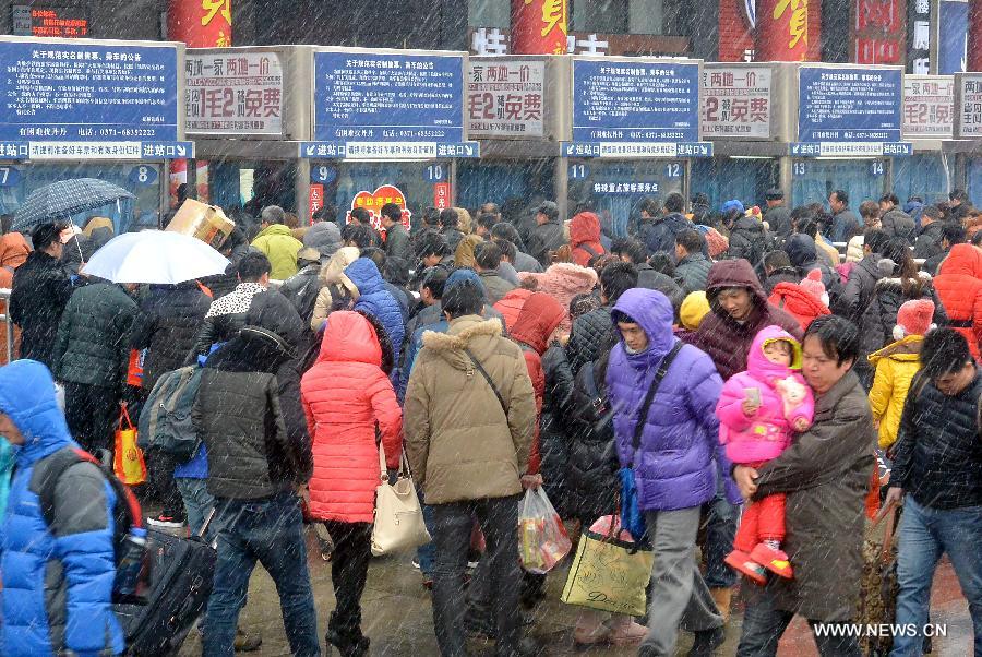 العواصف الثلجية تعيق عودة ملايين الصينيين إلى أعمالهم  (3)