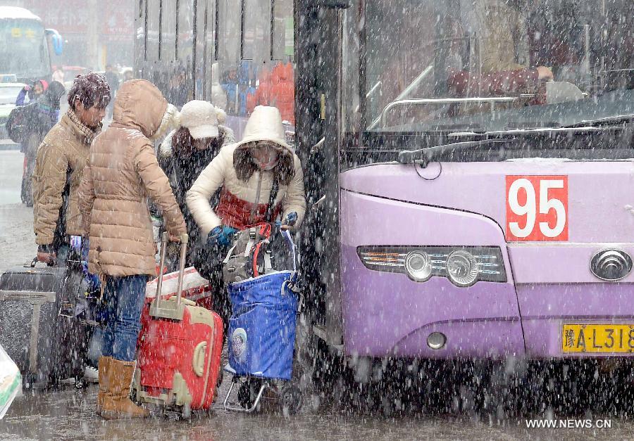 العواصف الثلجية تعيق عودة ملايين الصينيين إلى أعمالهم  (4)