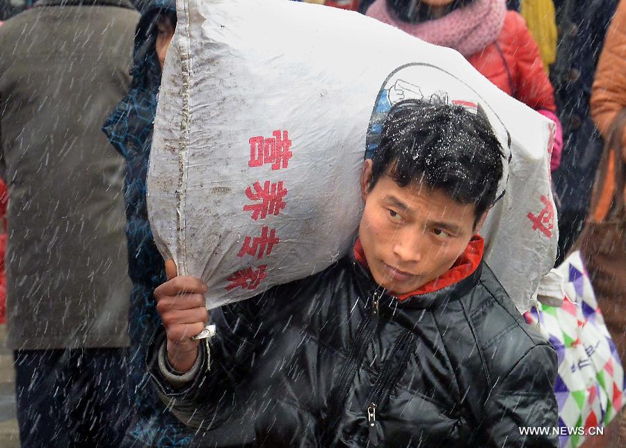 العواصف الثلجية تعيق عودة ملايين الصينيين إلى أعمالهم  (2)