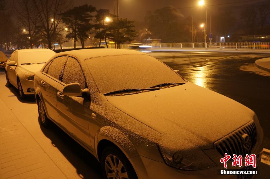 صور: بكين أول يوم تساقط الثلج عام 2014 (19)