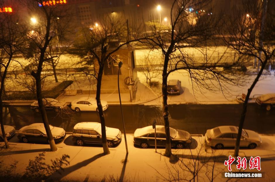 صور: بكين أول يوم تساقط الثلج عام 2014 (17)