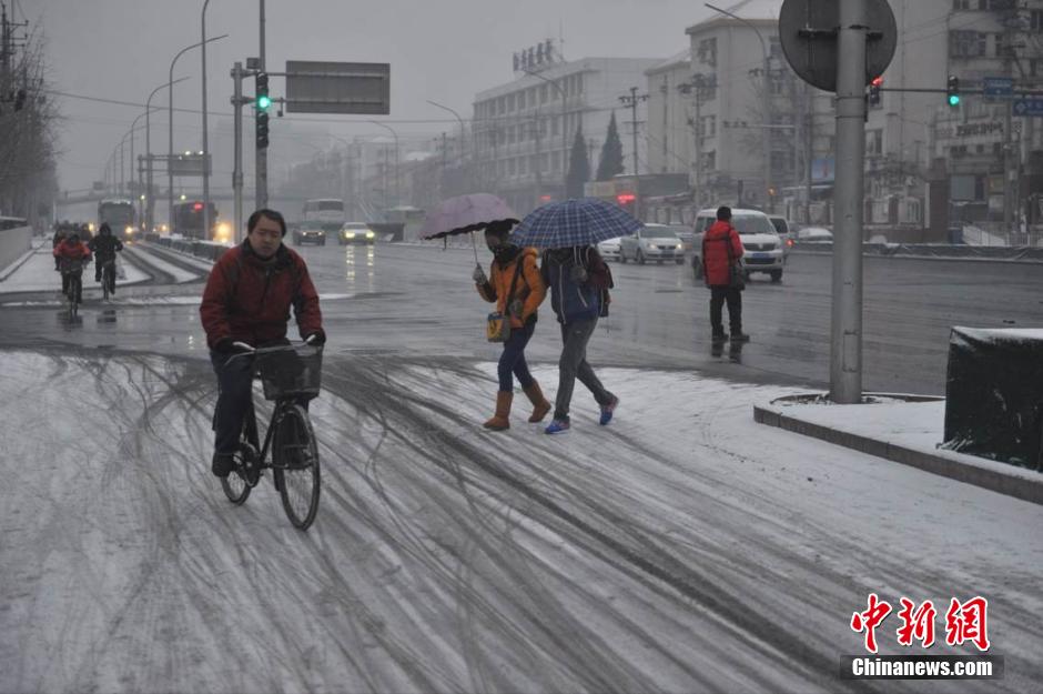 صور: بكين أول يوم تساقط الثلج عام 2014 (15)