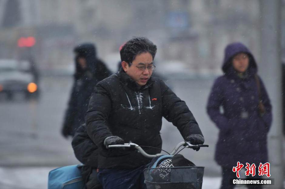 صور: بكين أول يوم تساقط الثلج عام 2014 (7)