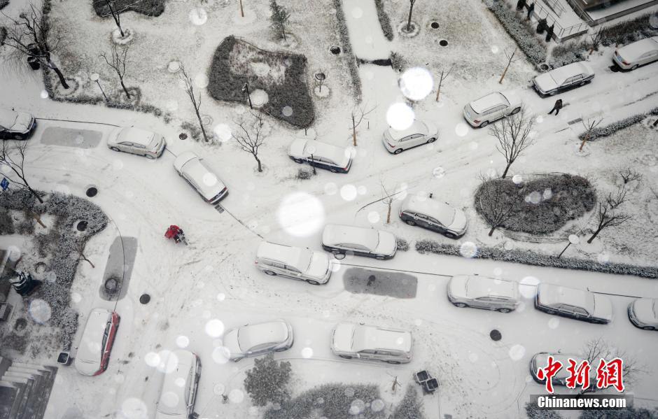 صور: بكين أول يوم تساقط الثلج عام 2014 (4)