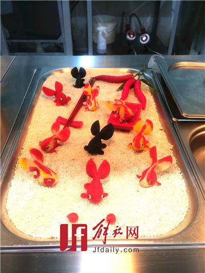 حلويات صينية مميزة تزين المطعم 