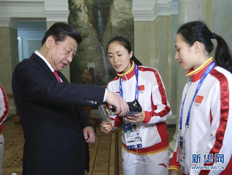 الرئيس الصيني يستقبل أعضاء الوفد الرياضي الصيني المشارك في ألعاب سوتشي الاولمبية الشتوية (4)
