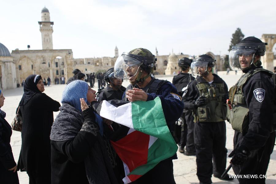 مواجهات بين فلسطينيين والشرطة الإسرائيلية في باحات المسجد الأقصى (3)