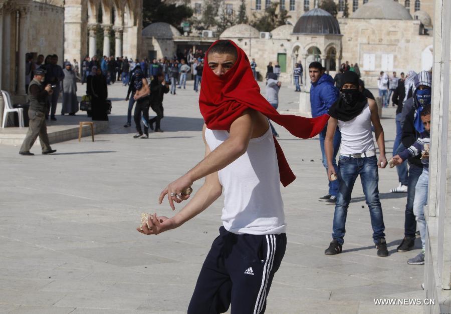 مواجهات بين فلسطينيين والشرطة الإسرائيلية في باحات المسجد الأقصى (4)