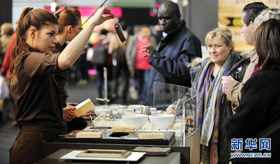 تنظيم عرض للأزياء الحديثة المصنوعة من  الشوكولاته فى بلجيكا (6)