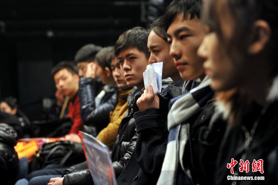 حسناوات يتوافدن إلى امتحان الفنون بالأكاديمية المركزية الصينية للدراما  (28)