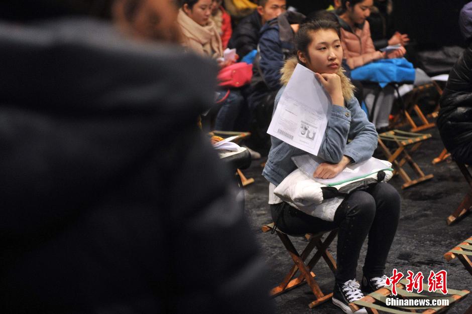 حسناوات يتوافدن إلى امتحان الفنون بالأكاديمية المركزية الصينية للدراما  (25)