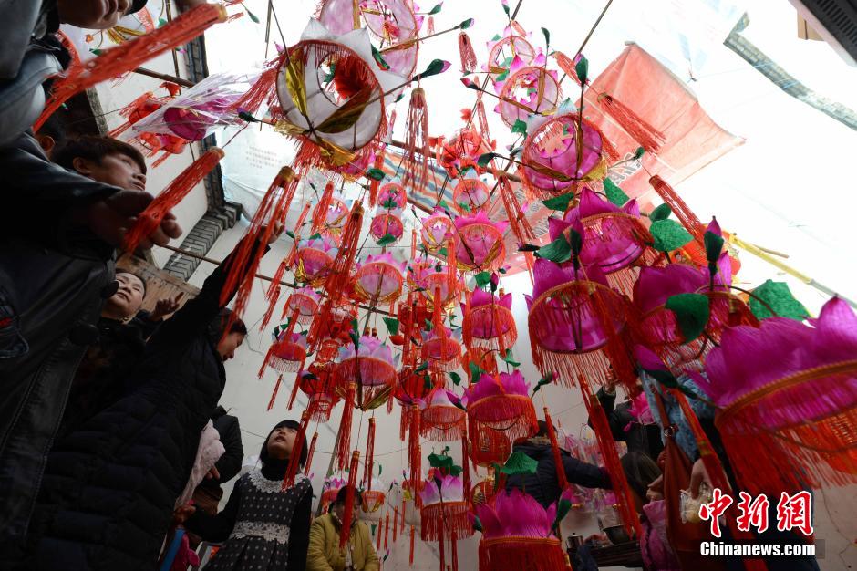 احتفال بعيد الفوانيس الصيني في مدينة فوتشو  (4)