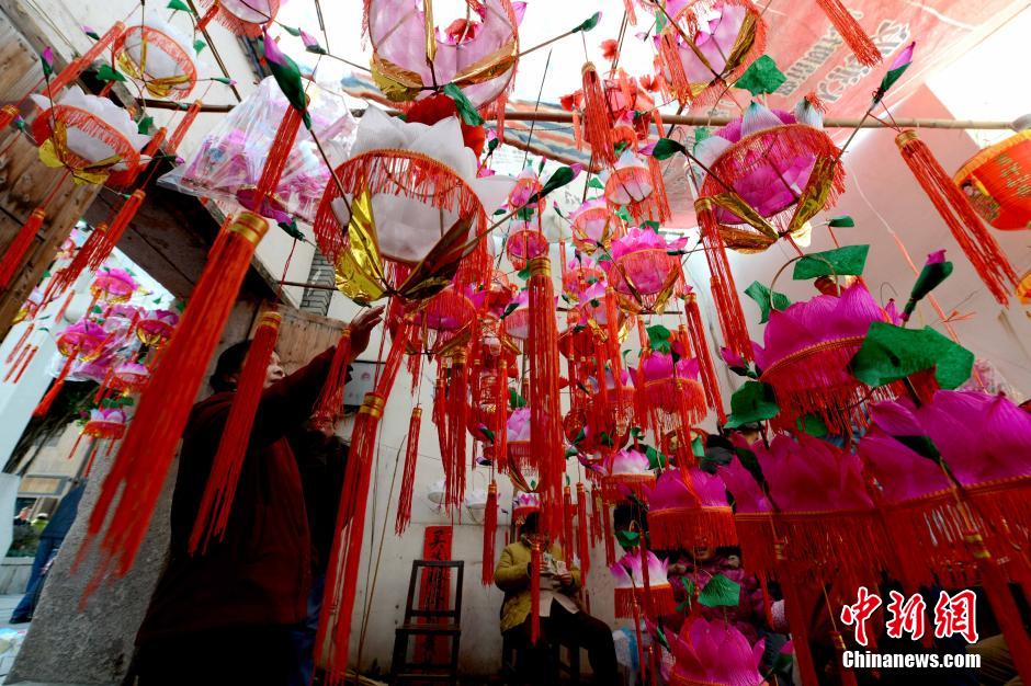 احتفال بعيد الفوانيس الصيني في مدينة فوتشو  (3)