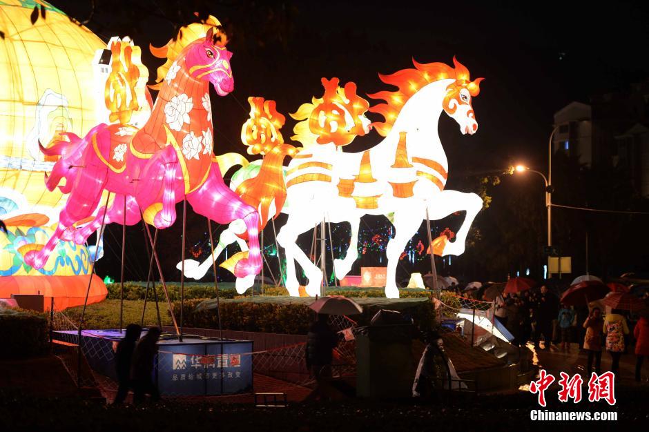 احتفال بعيد الفوانيس الصيني في مدينة فوتشو 