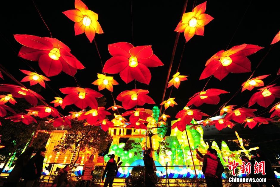 احتفال بعيد الفوانيس الصيني في مدينة تشانغجياجيه 
