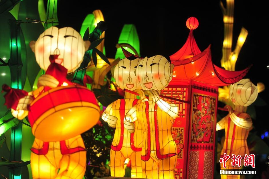 احتفال بعيد الفوانيس الصيني في مدينة تشانغجياجيه 