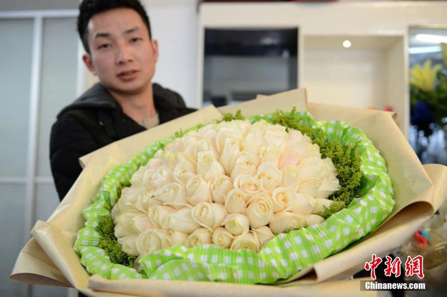 "عيد الحب" يرفع أسعار الزهور والهدايا بالصين  (2)