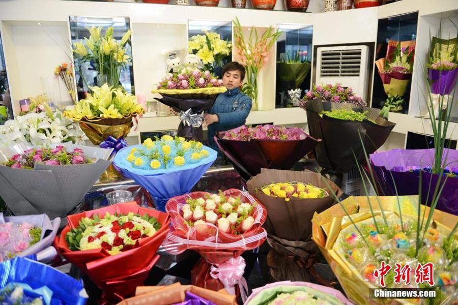 "عيد الحب" يرفع أسعار الزهور والهدايا بالصين 