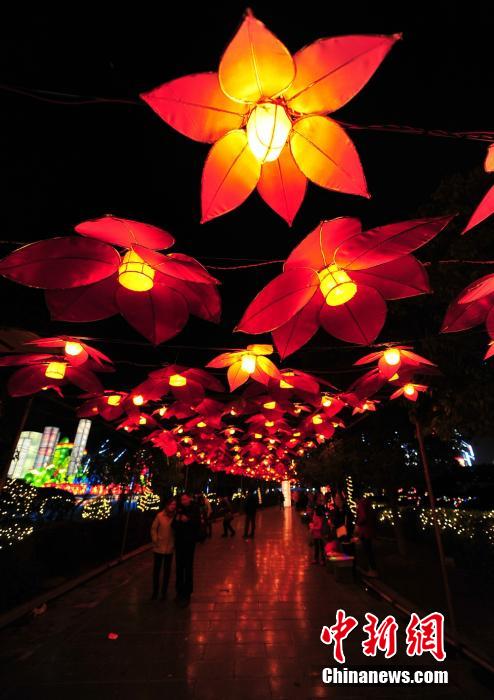 احتفال بعيد الفوانيس الصيني في مدينة تشانغجياجيه