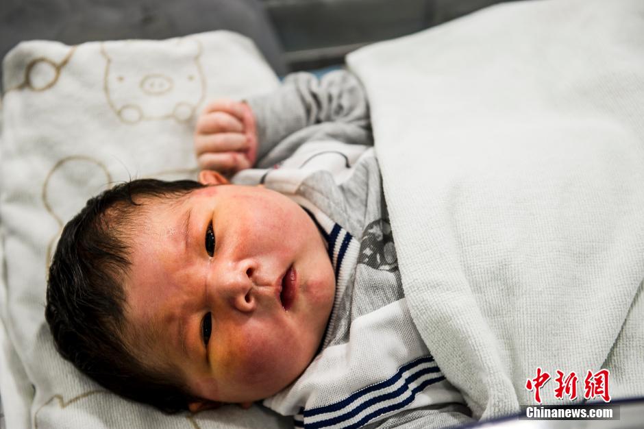 امرأة تنجب طفلا يزن أكثر من 7 كيلوغرام في مقاطعة قوانغدونغ (5)