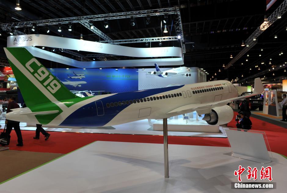 تظهر في الصور نموذج الطائرة C919 المعروضة في معرض سنغافورة للطيران في 12 فبراير الحالي.