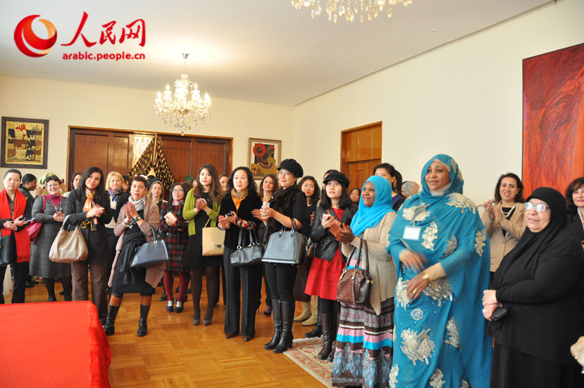 تقرير إخباري: جمعية عقيلات السفراء العرب لدى بكين تقيم حفلاً خيرياً لدعم دور رعاية الأيتام في الصين  (19)