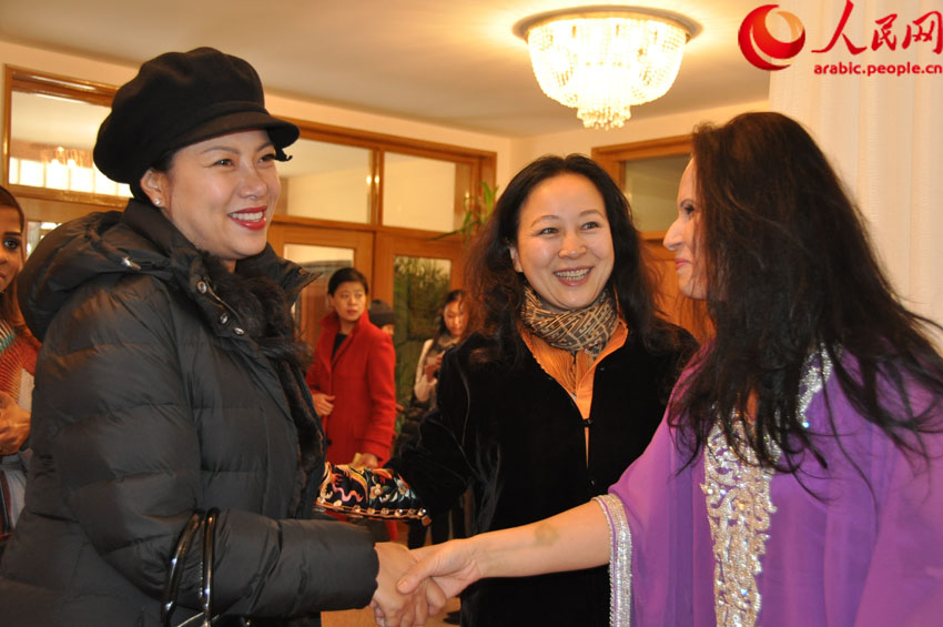 تقرير إخباري: جمعية عقيلات السفراء العرب لدى بكين تقيم حفلاً خيرياً لدعم دور رعاية الأيتام في الصين  (17)