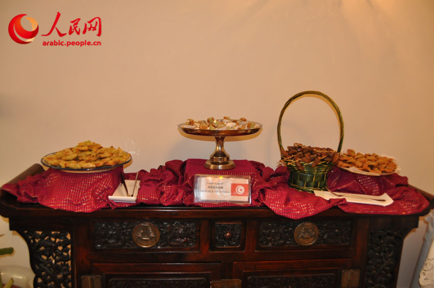 تقرير إخباري: جمعية عقيلات السفراء العرب لدى بكين تقيم حفلاً خيرياً لدعم دور رعاية الأيتام في الصين  (10)
