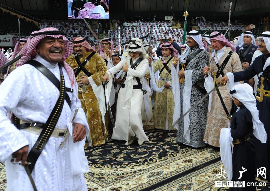 الأمير تشارلز بالملابس السعودية التقليدية  (2)
