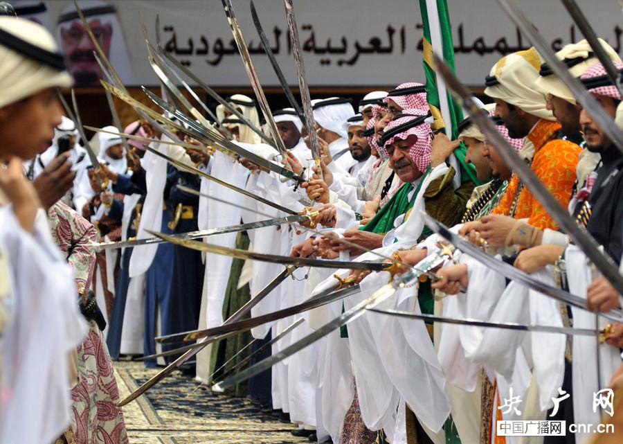 الأمير تشارلز بالملابس السعودية التقليدية  (6)