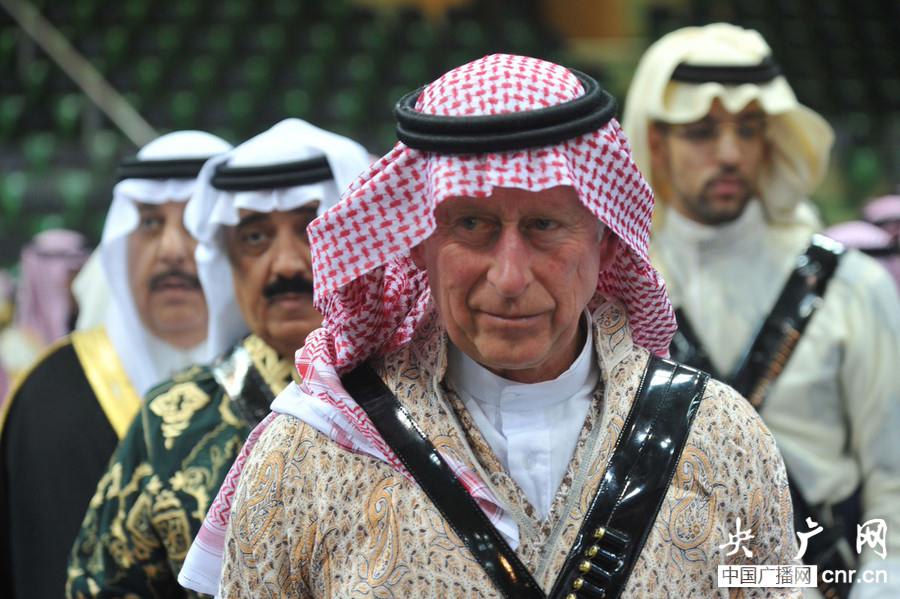 الأمير تشارلز بالملابس السعودية التقليدية  (4)
