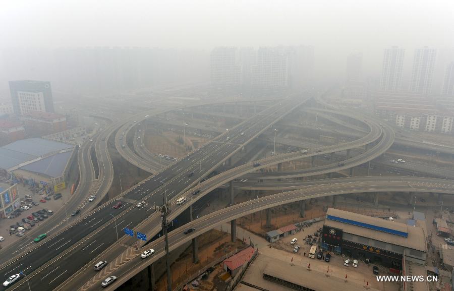 الصين تحارب الضباب الدخاني الكثيف الذي يخيم على مناطق واسعة في البلاد  (2)