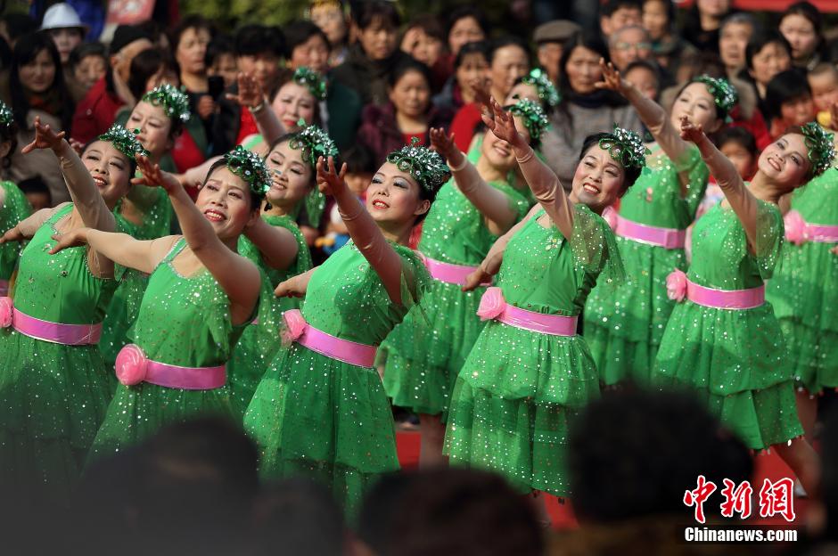 صور:العمات ماهرات  فى مسابقة رقص الساحة بنانجينغ 