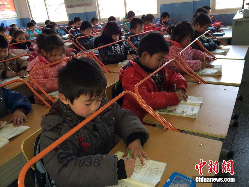 العمود على المكتب لمنع التلاميذ من قصر النظر في مدرسة صينية  (2)