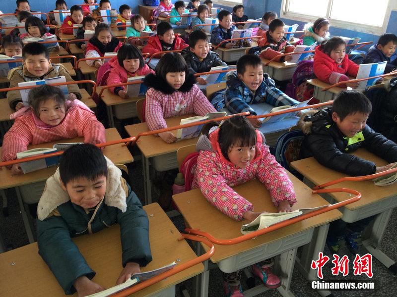 العمود على المكتب لمنع التلاميذ من قصر النظر في مدرسة صينية 