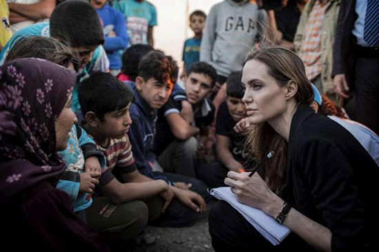 أنجلينا جولي تزور أطفالا سوريين يتامى بمنطقة البقاع (4)